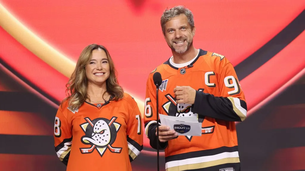 Joshua Jackson Reuni ‘Mighty Ducks’ dengan Marguerite Moreau Umumkan Pilihan Draft NHL Anaheim