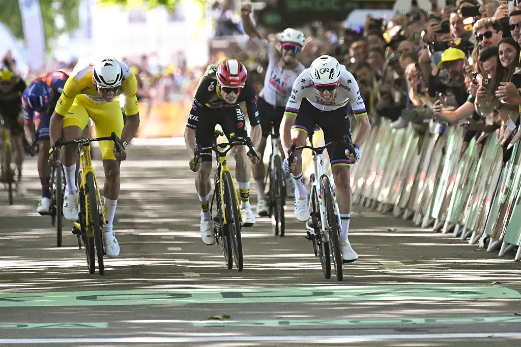 Terjadi: Kemenangan penting bagi juara dunia dalam sprint tanjakan sengit di etape 4 Tour de France