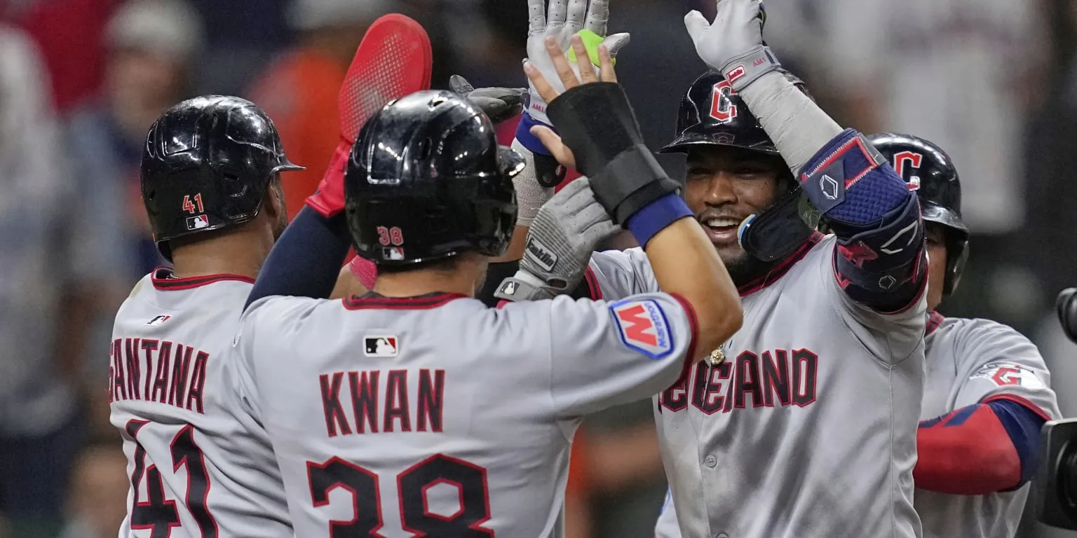 Slam Martínez di inning ke-10 cukup jauh dalam kemenangan dramatis